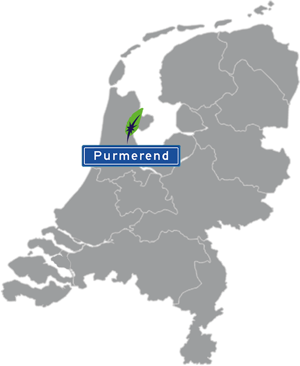 Grijze kaart van Nederland met Purmerend aangegeven voor maatwerk taalcursus Engels zakelijk - blauw plaatsnaambord met witte letters en Dagnall veer - transparante achtergrond - 600 * 733 pixels